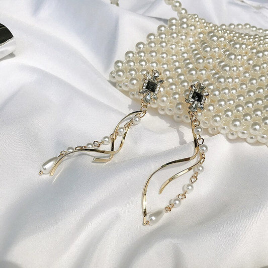 TWISTED PEARL CLIP ON EARRINGS